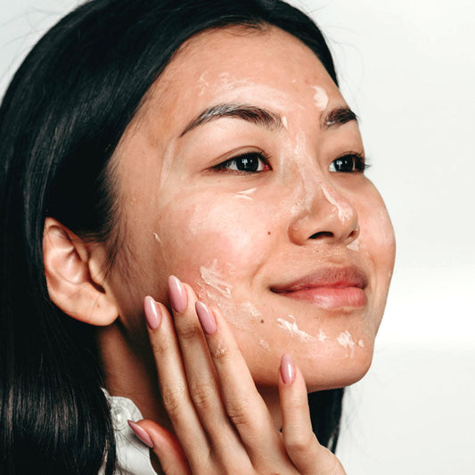 Le guide complet des exfoliants pour le visage pour une peau éclatante