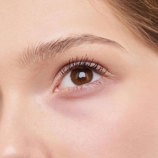 Crème contour des yeux pour les yeux gonflés : ingrédients clés & meilleures sélections