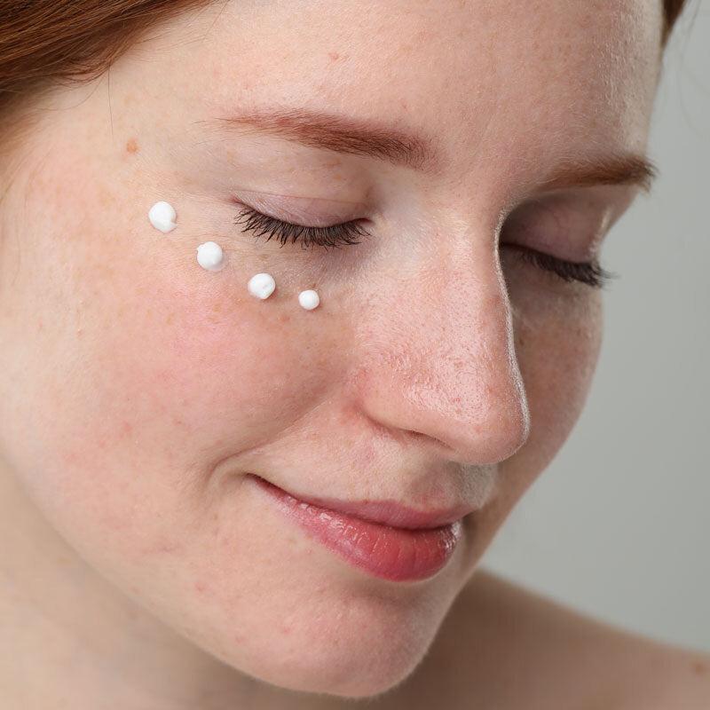 Tout ce que tu dois savoir sur les crèmes contour des yeux